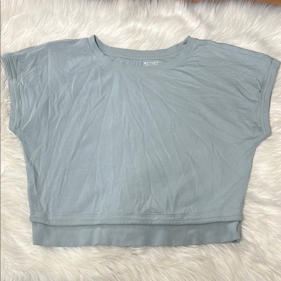 Athleta Tops - Athleta Sleeve Crop Top size XS